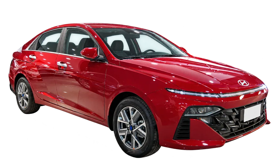 Location Accent Marrakech : Hyundai Accent rouge, vue trois quarts avant