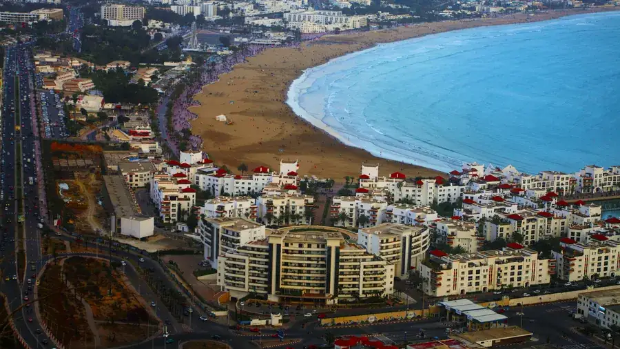 Location voiture Agadir : la baie d'Agadir et sa plage vues des hauteurs