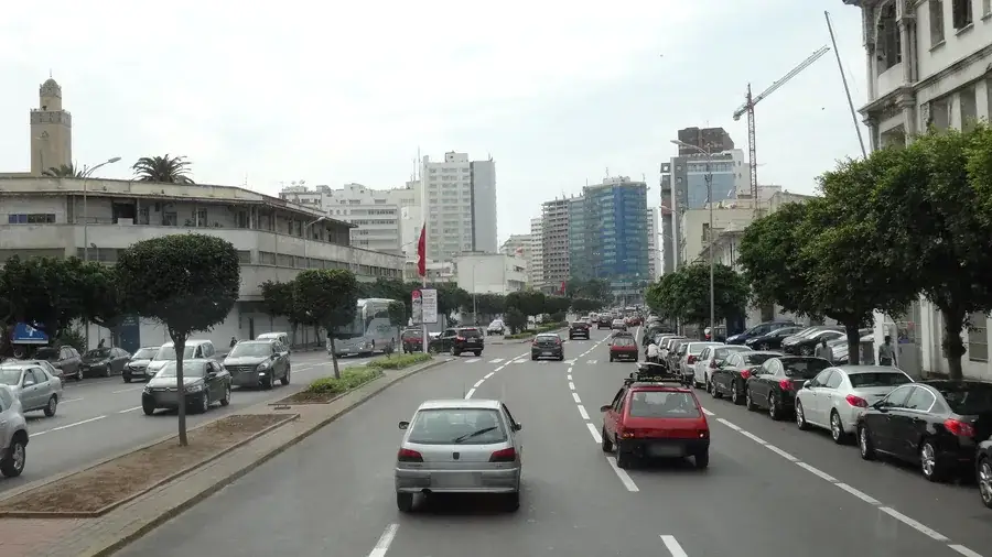 Location voiture longue durée Casablanca : circulation sur une grande avenue du centre