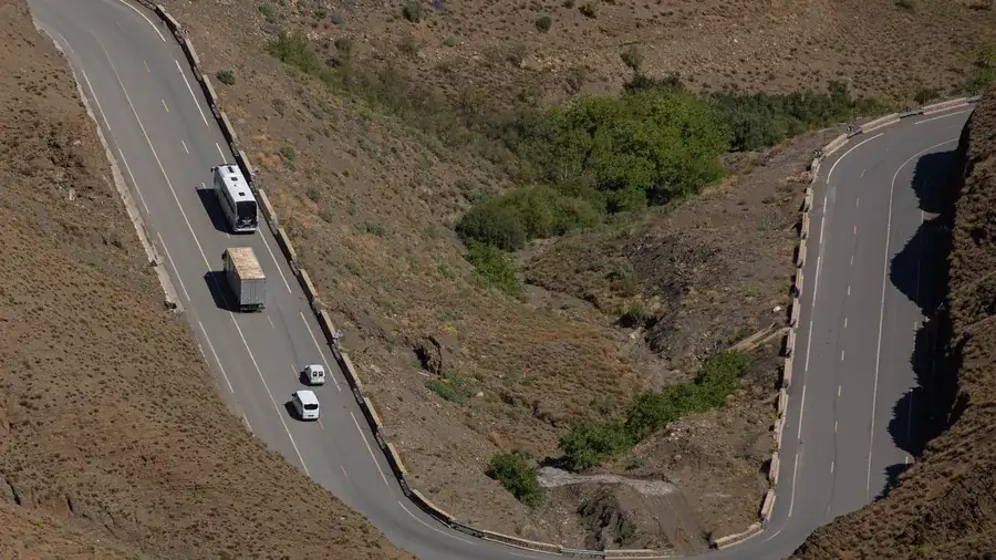 Location voiture Maroc : lacets de la route du Tizi n'Tichka dans le Haut Atlas