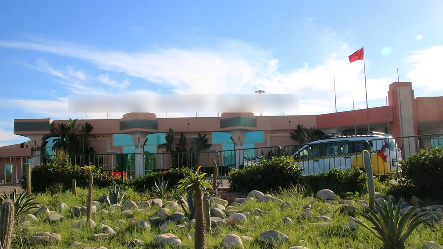Aéroport Agadir Al Massira : façade et jardin du terminal