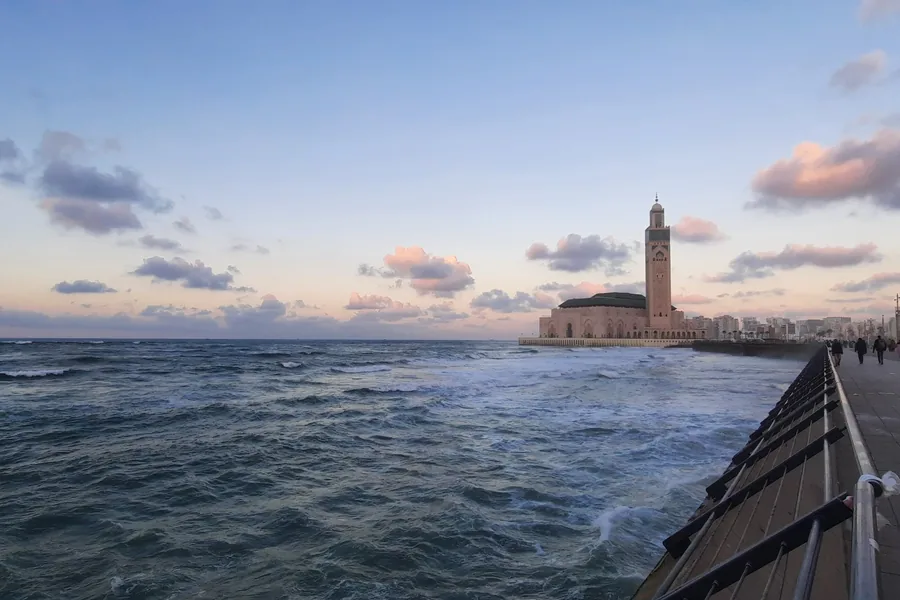 Location voiture Casablanca : la mosquée Hassan II vue depuis la corniche
