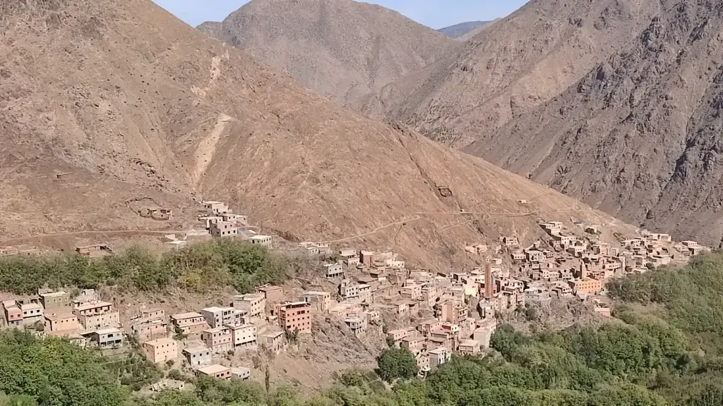 Village en pisé de la vallée d'Imlil entouré par les montagnes du Haut Atlas