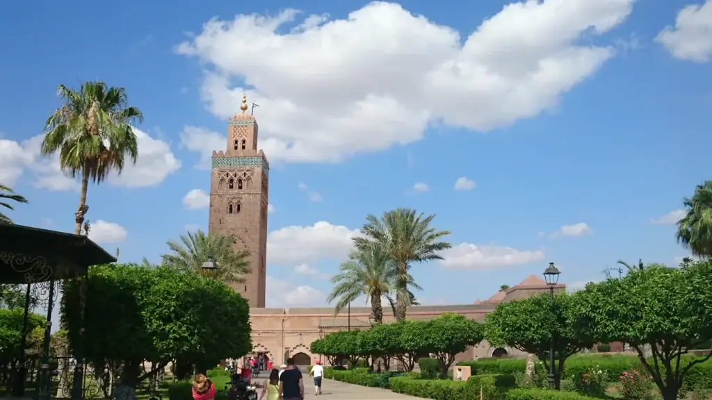 Minaret de la Koutoubia et jardins à Marrakech