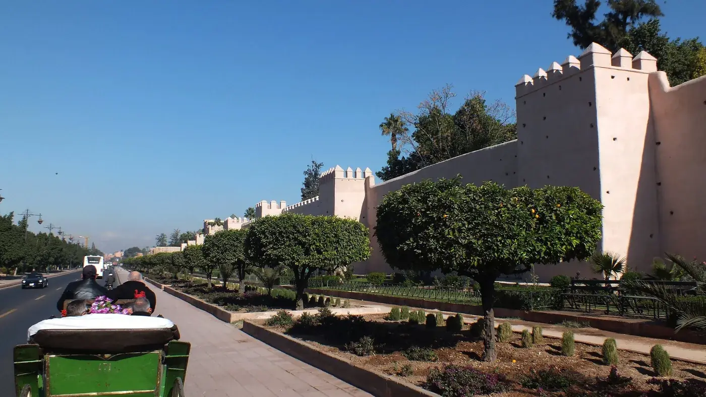 Boulevard le long des remparts de Marrakech, en bordure de la médina