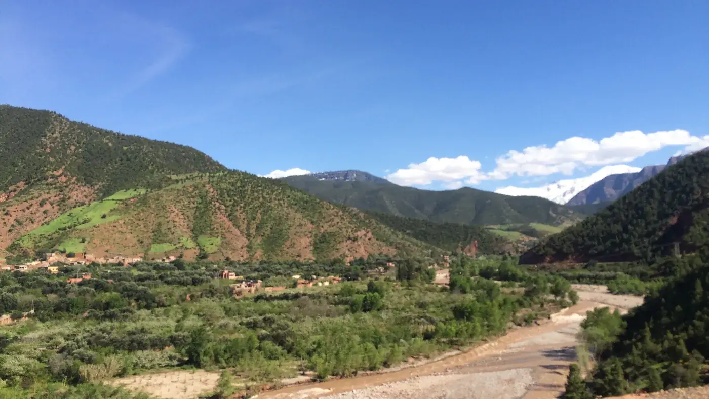 Route de la vallée de l'Ourika le long de l'oued vers Setti Fatma