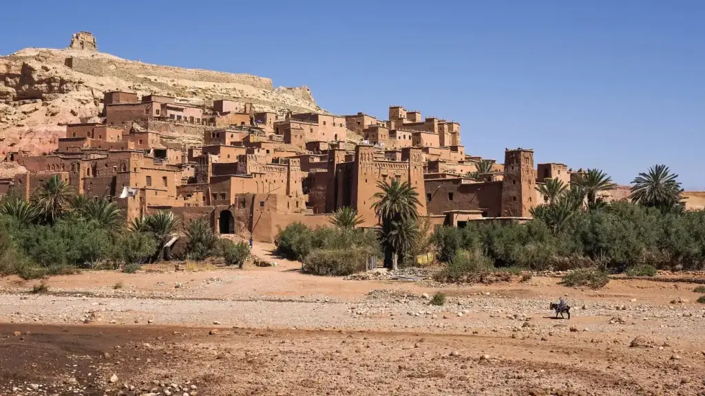 Ksar d'Aït Ben Haddou et palmeraie sur la route de Ouarzazate