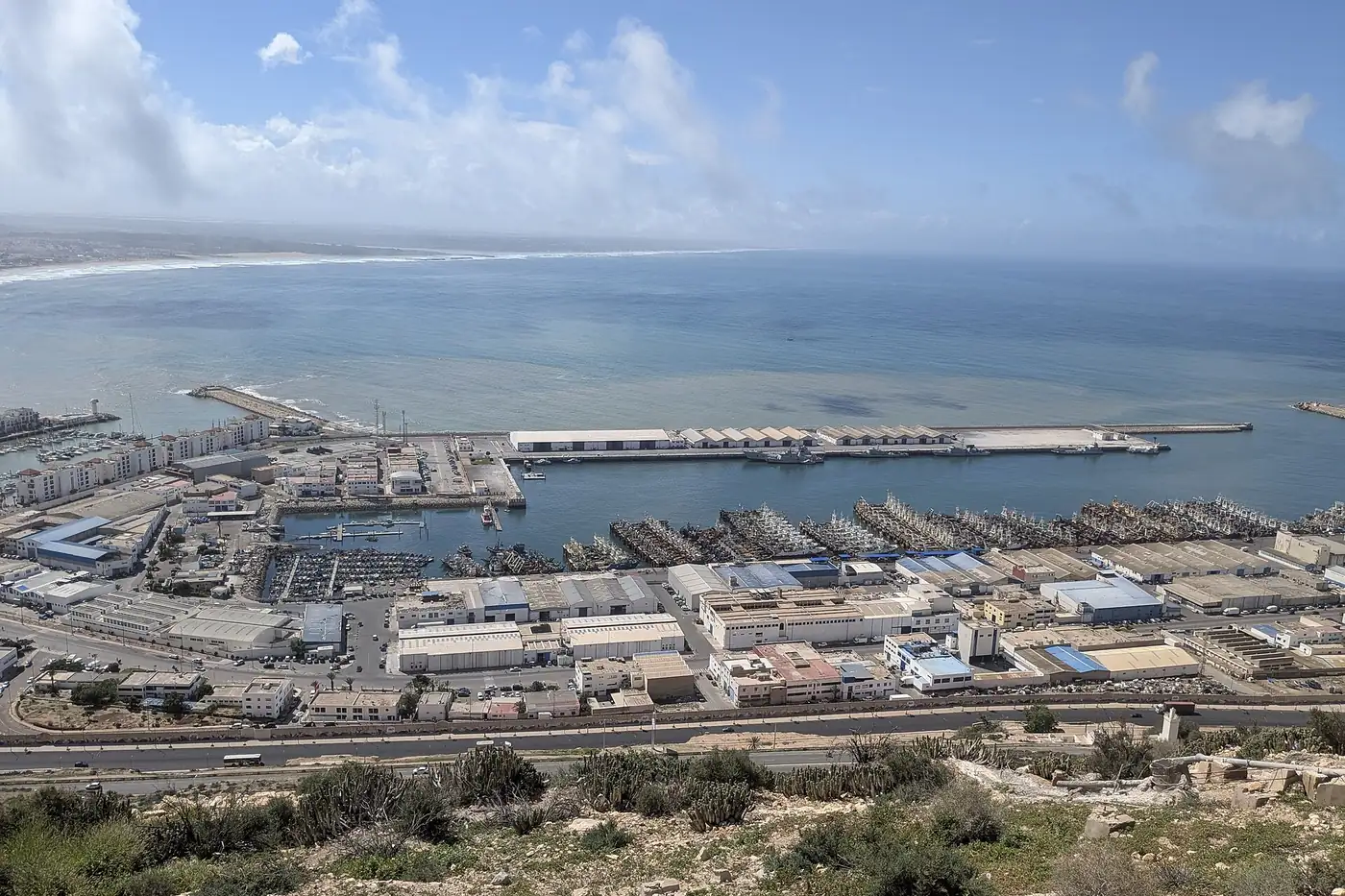Que faire à Agadir : le port de pêche vu des hauteurs