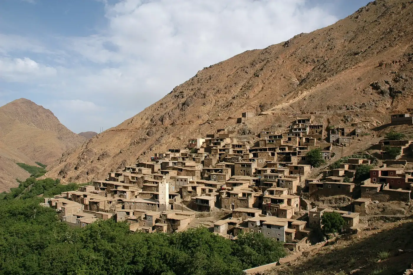 Atlas : village berbère en terrasses dans une vallée