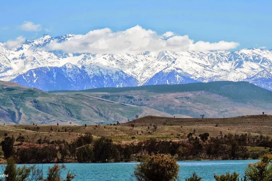 Lalla Takerkoust lake: the reservoir with the Atlas behind