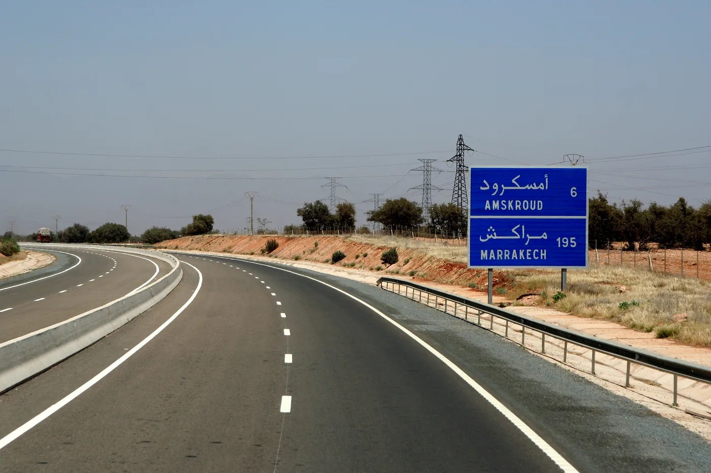 Autoroute A7 : panneau de direction Marrakech sur l'autoroute marocaine